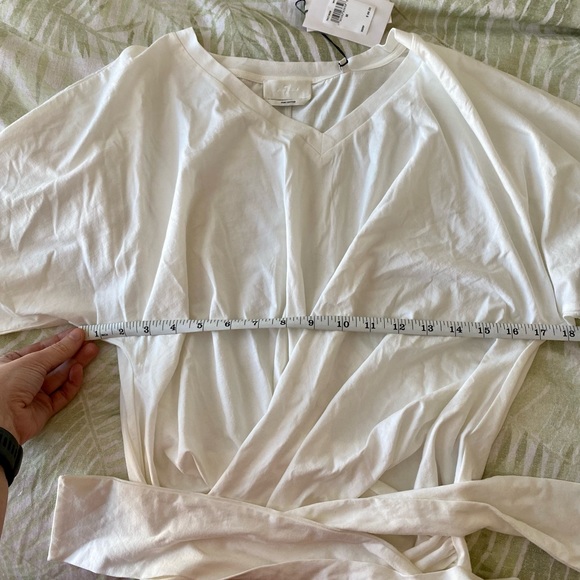 V-neck twist tee in optic white. 7 for all mankind (M). - Picture 4 of 5